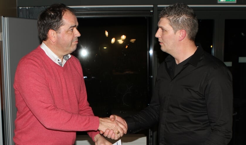• Steven de Graaf (rechts) en voorzitter Arjan de Jonge schudden elkaar de hand.