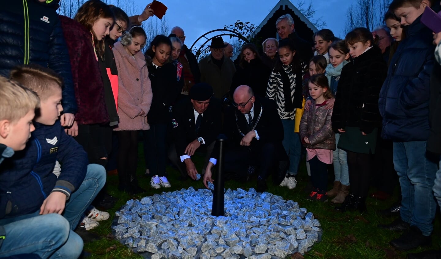 • De eerdere onthulling van het tijdelijke monument Levenslicht in Krimpen aan den IJssel.