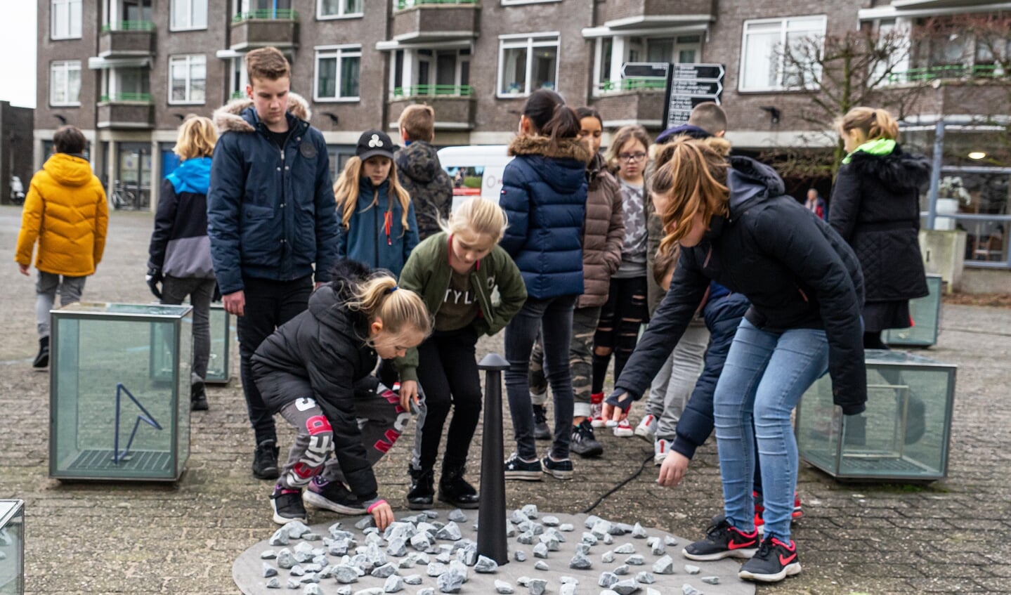 Stenen gelegd door scholieren bij Holocaust Monument Levenslicht