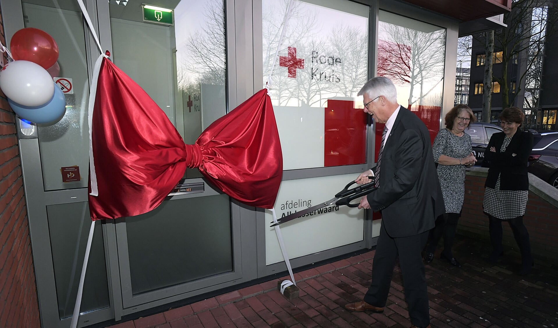 • Piet van Weenen opent het onderkomen van het Rode Kruis in Papendrecht.