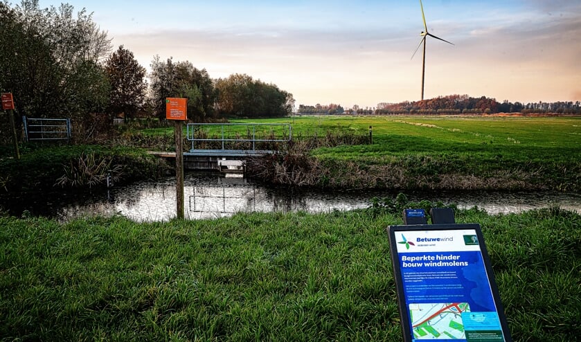 • De eerste molen werd gebouwd bij de eendenkooi in Waardenburg.