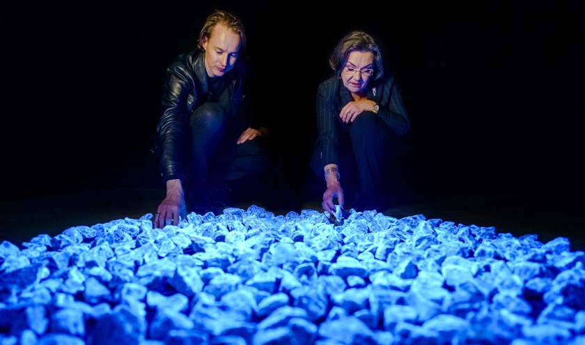 • Daan Roosegaarde en Gerdi Verbeet bij het monument Levenslicht.