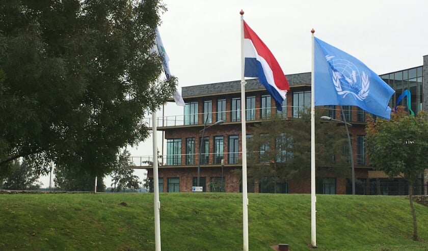 <p>Ook de VN-vlag is gehesen bij het gemeentehuis in Almkerk.</p>