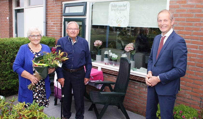 • Echtpaar Ahlrichs met wethouder Slob.