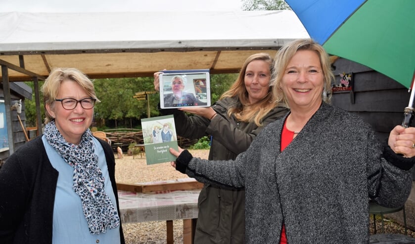 • Op de foto staan v.l.n.r. Ciska de Vries (illustrator), Wethouder De Ruijter (op tablet), Tamara van Rossum (SOC) en Hermien Stok.