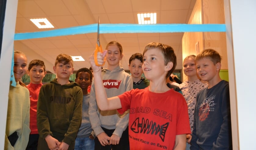 <p>• De 8-jarige Kees knipt het lintje door.</p>