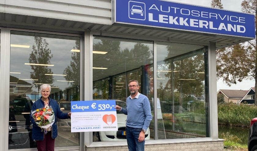 <p>• Wim Pols overhandigt de cheque aan mevrouw Van Bruggen.</p>