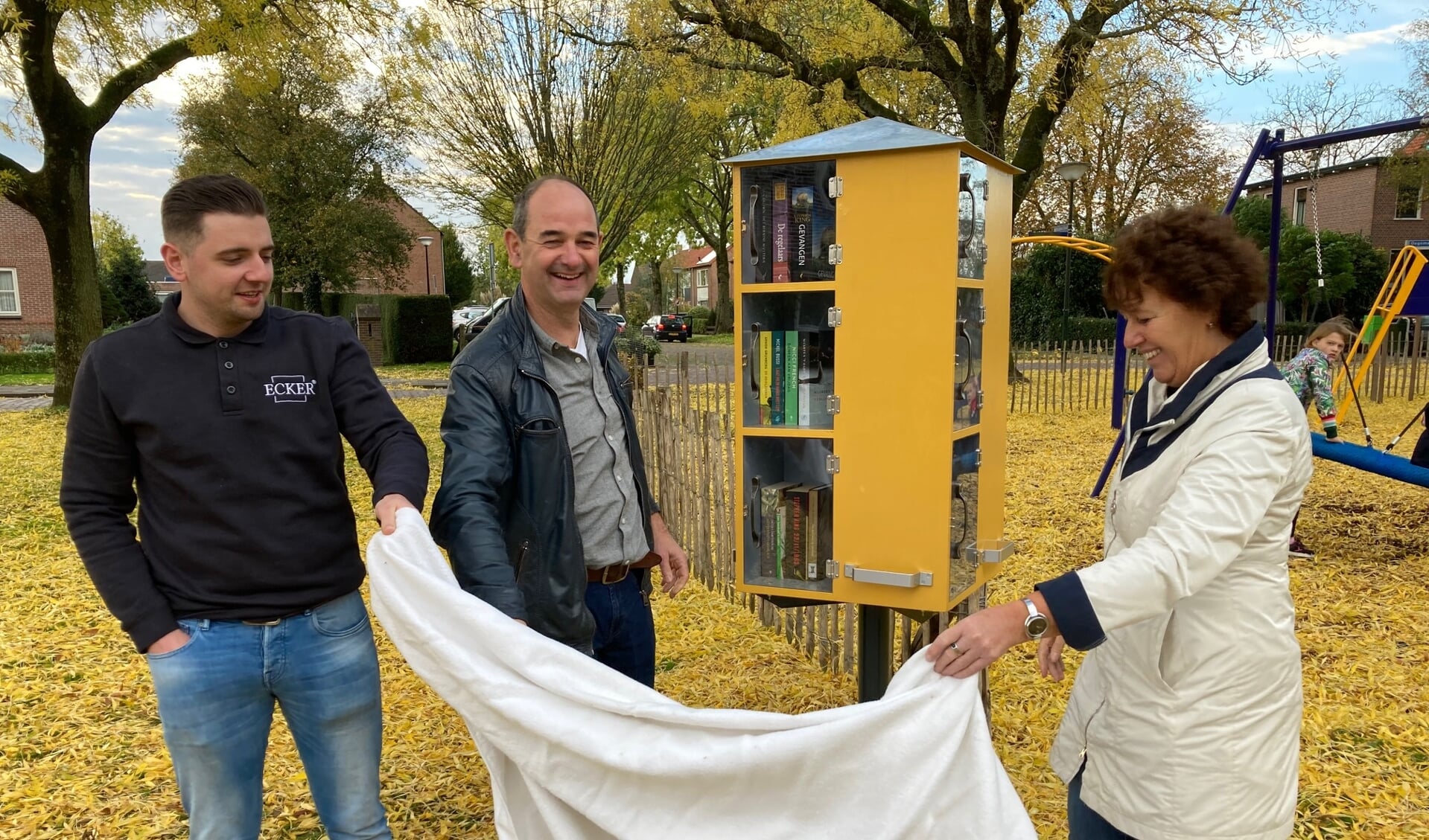 Tobias Vos, Jan van der Heijden en Monique Groenevelt bij de onthulling van de boekenmolen.