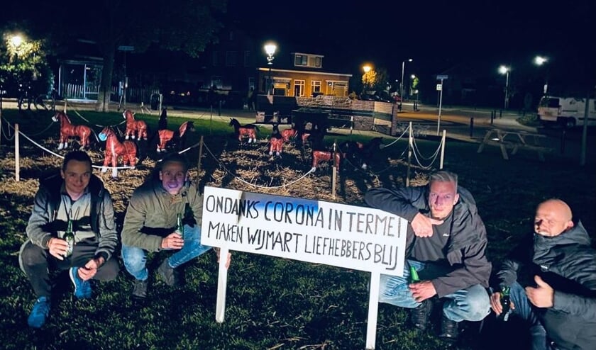 <p>• De vier jongeren bij hun bord en de speelgoedpaarden.</p>