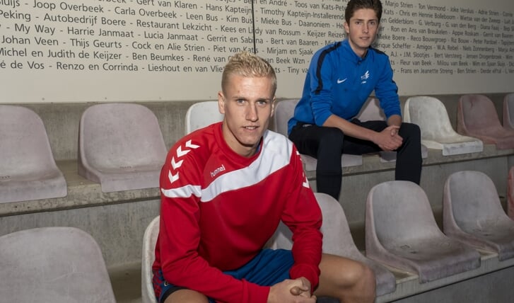 •  De 19-jarige spelers Marc Rooken en Jeroen Hoppe geven de verjongde hoofdmacht mede kleur.