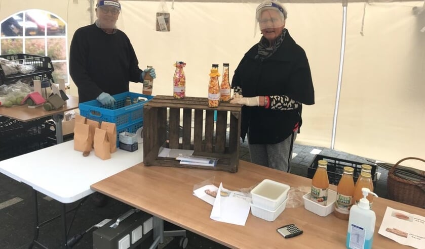 <p>• De verkopers van stichting vrienden van Open Vensters hadden het de hele ochtend druk.</p>