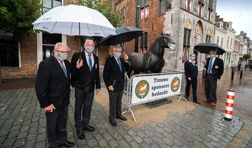 Bestuur Paardenmarktcomité Vianen brengt bezoek aan het Viaanse Paard op de Voorstraat