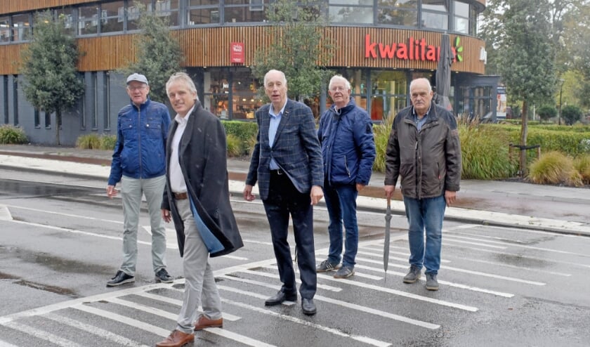 • Onder andere wethouder Huib Zevenhuizen op de plaats waar het zebrapad komt.