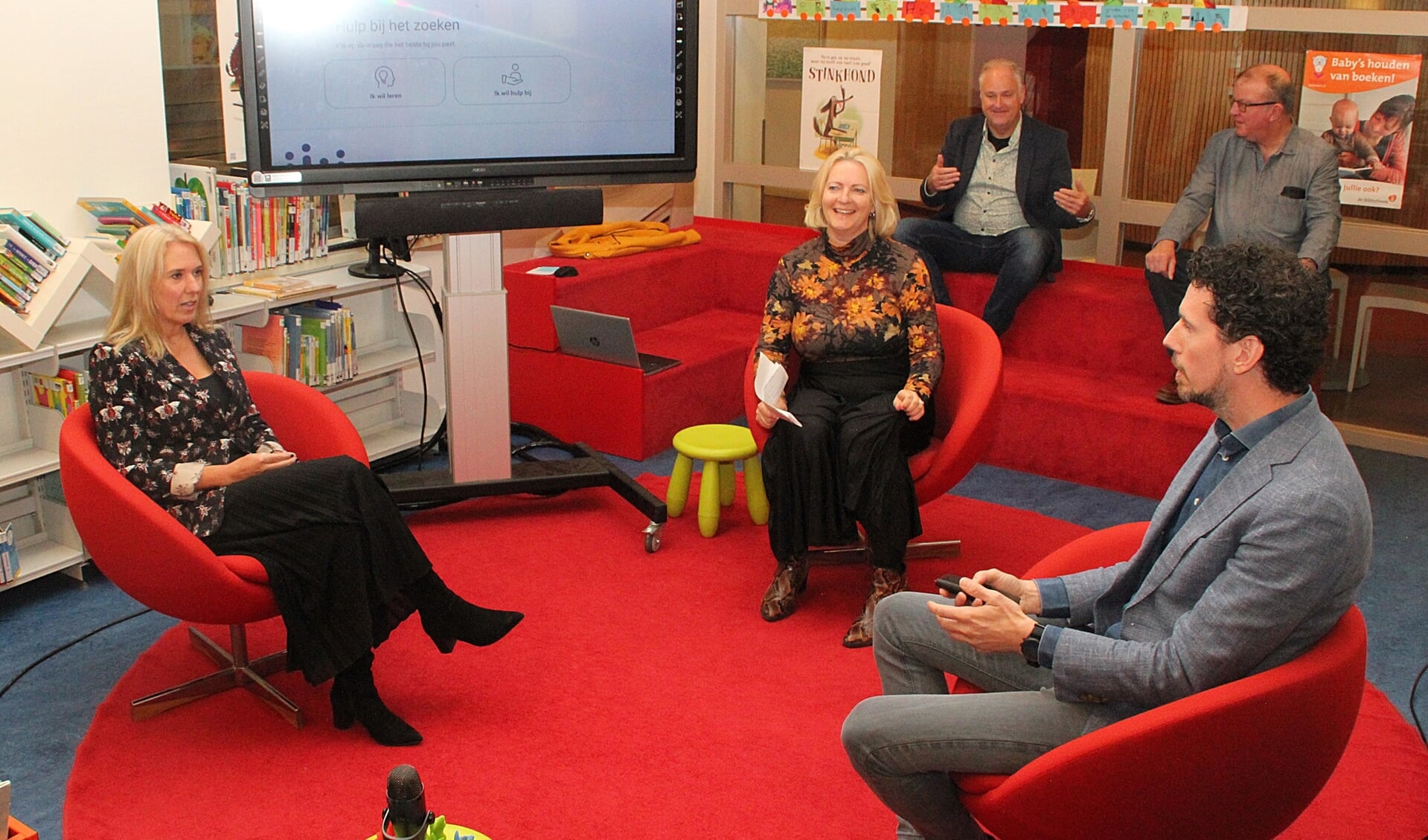 • De start van Informatiepunt Molenlanden, met op de voorgrond van links naar rechts wethouder Lizanne Lanser, Sandra van Maurik  en Bas Hüsstege.