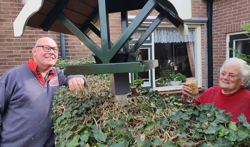 • Arie den Besten en Jo Roest bij de vogelvoederplaats.