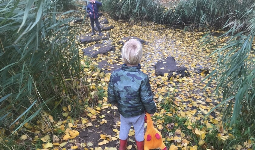 <p>Thomas en Jochem verkennen de groene ruige ruimte.</p>
