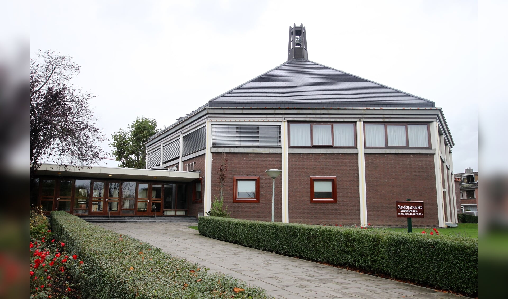 • Meer dan 200 leden van de oud gereformeerde gemeente in Nederland woonden zondag een dienst bij in de Mieraskerk. De kerk telt ruim 1.600 zitplaatsen.
