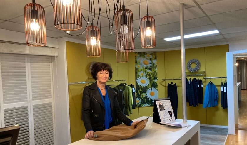 <p>Heleen van Bergeijk achter de toonbank van de Wijk en Aalburgse zaak.</p>