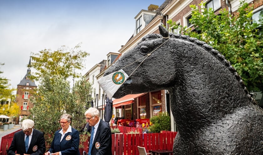 Bestuur Paardenmarktcomité Vianen brengt bezoek aan het Viaanse Paard op de Voorstraat