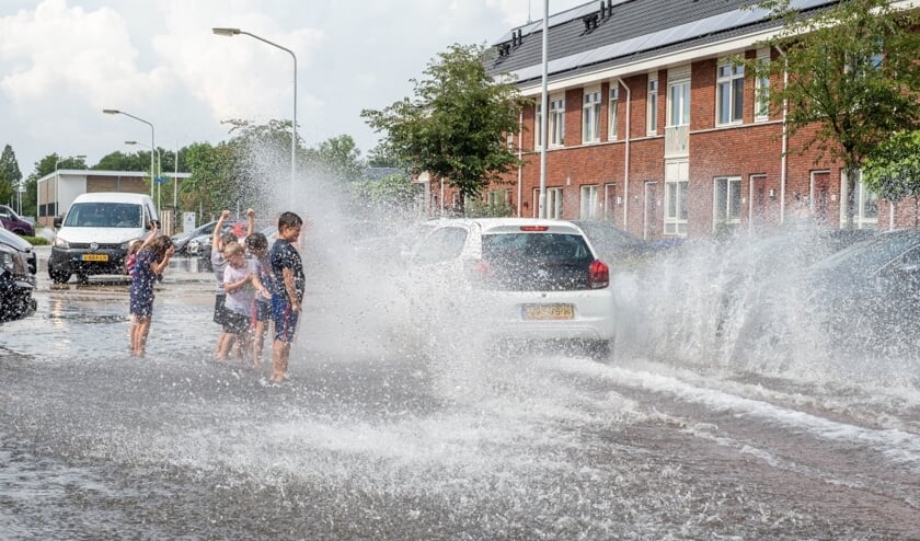 <p>• Aanpassing aan het klimaat is nodig, onder andere doordat hoosbuien toenemen. Op de foto: wateroverlast in Papendrecht.</p>