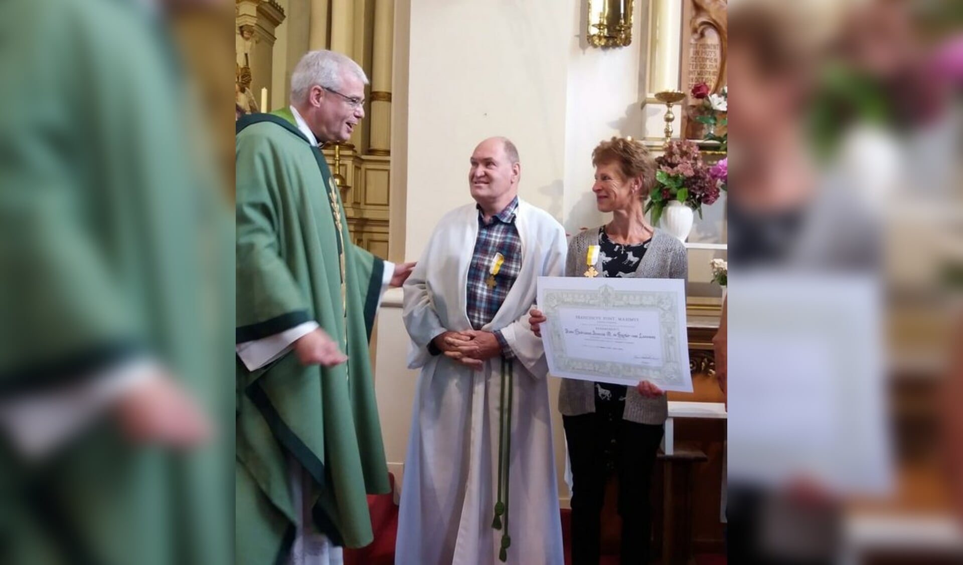 • Uit handen van pastoor Joost van der Mee kregen Hans Bakker en Adrie de Ruijter een pauselijke onderscheiding uitgereikt. 
