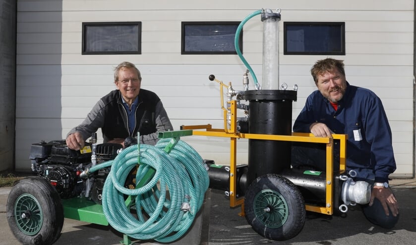 <p>• Gert Jan Bom en Aart den Breejen met de PuPu Pomp.</p>