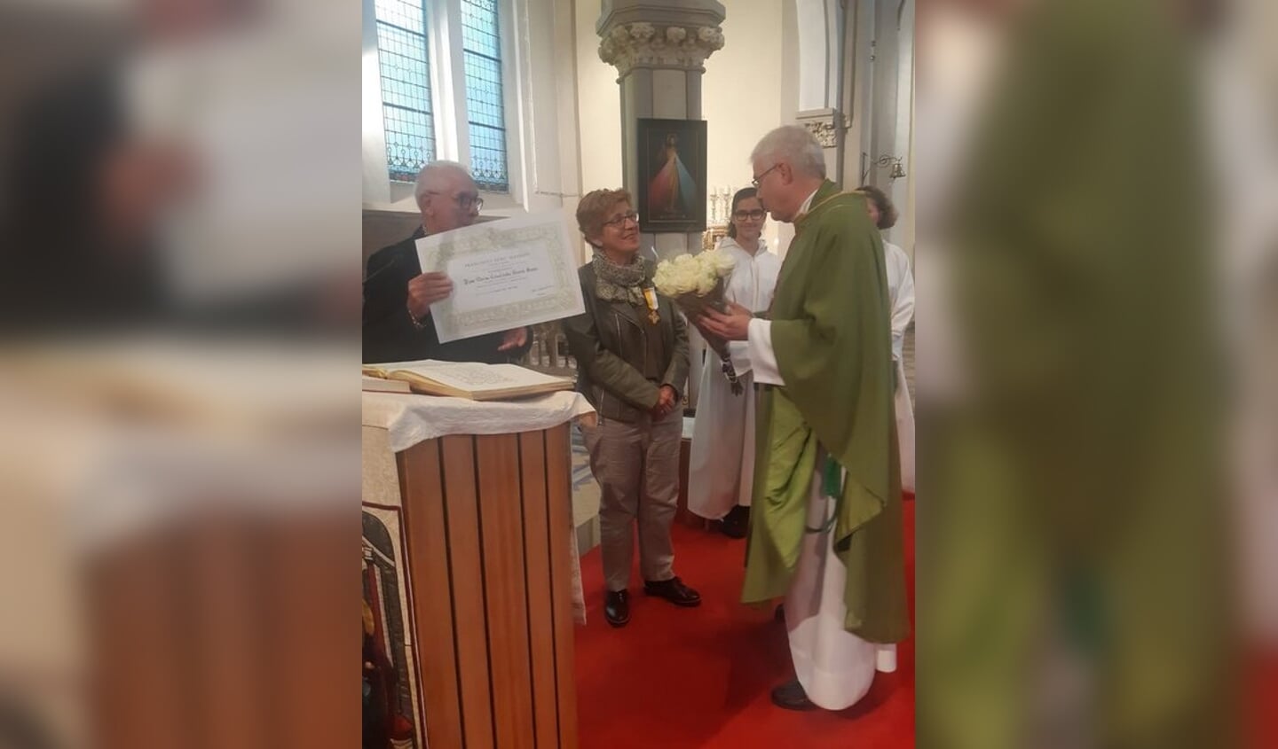 • In Schoonhoven kreeg Ria Geurts een pauselijke onderscheiding. 