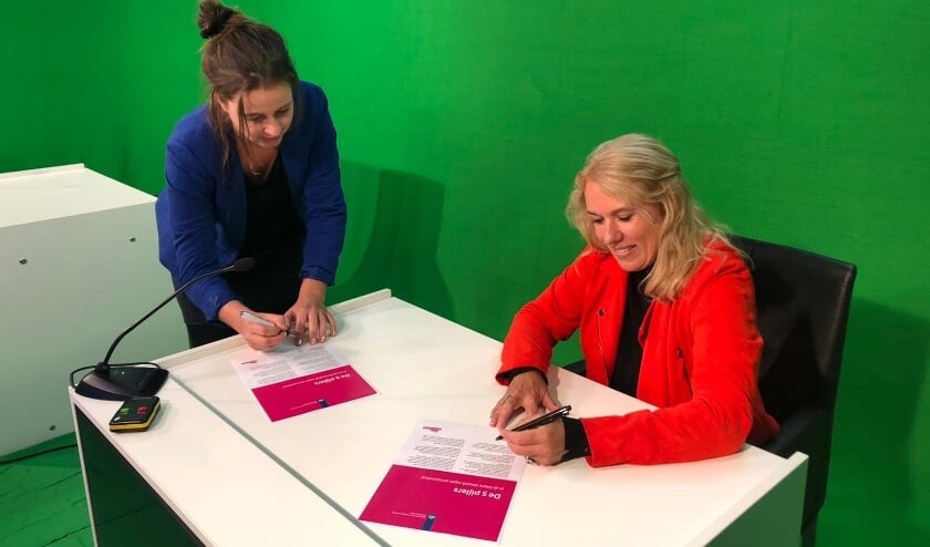 Lizanne Lanser (r) en Marlous Fieret ondertekenen het actieprogramma