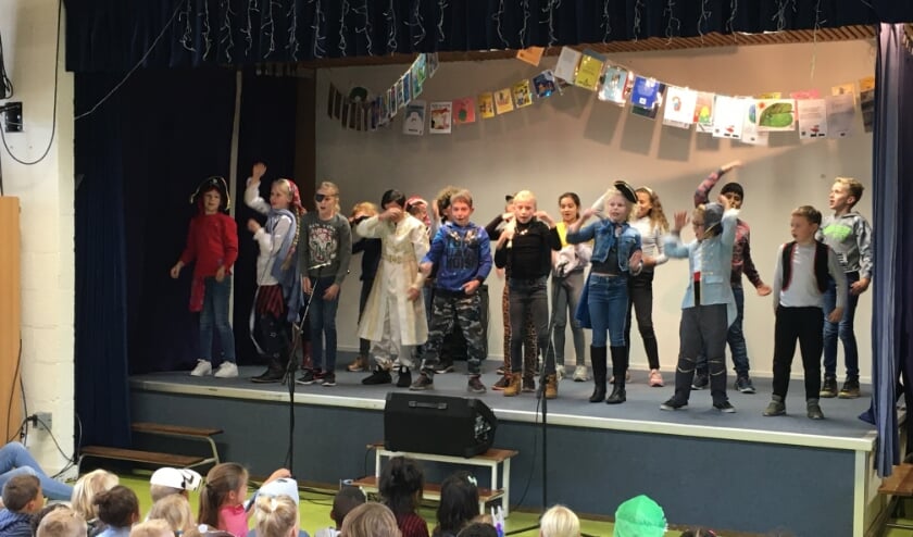 <p>• Groep 6 treedt op tijdens de afsluiting van de projectweken.</p>