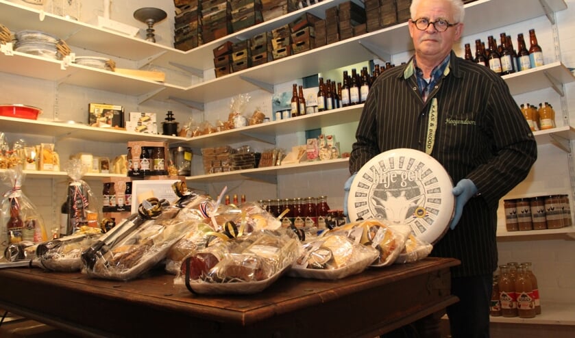 <p>• Aart Hoogendoorn in het Kaaswinkeltje.</p>