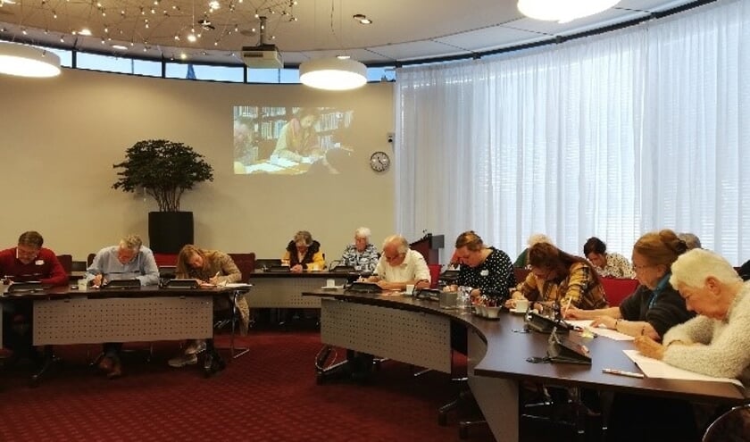 <p>Concentratie tijdens een eerdere editie van het Groot Dictee in de Krimpenerwaard.</p>