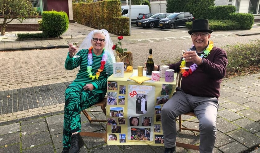 Wil en Jack van der Put proosten op het gouden huwelijk