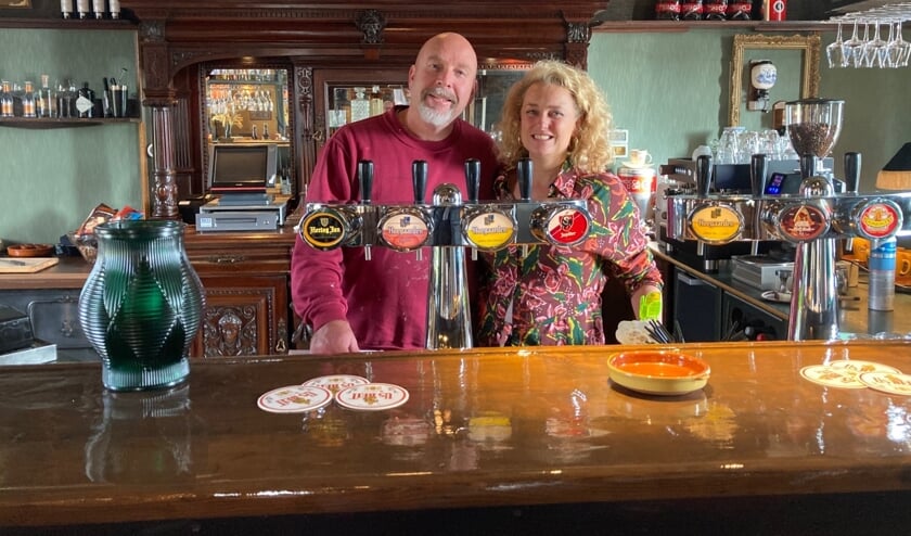 <p>Ronald Honderd en Ciska Ooms in hun nieuwe café.</p>