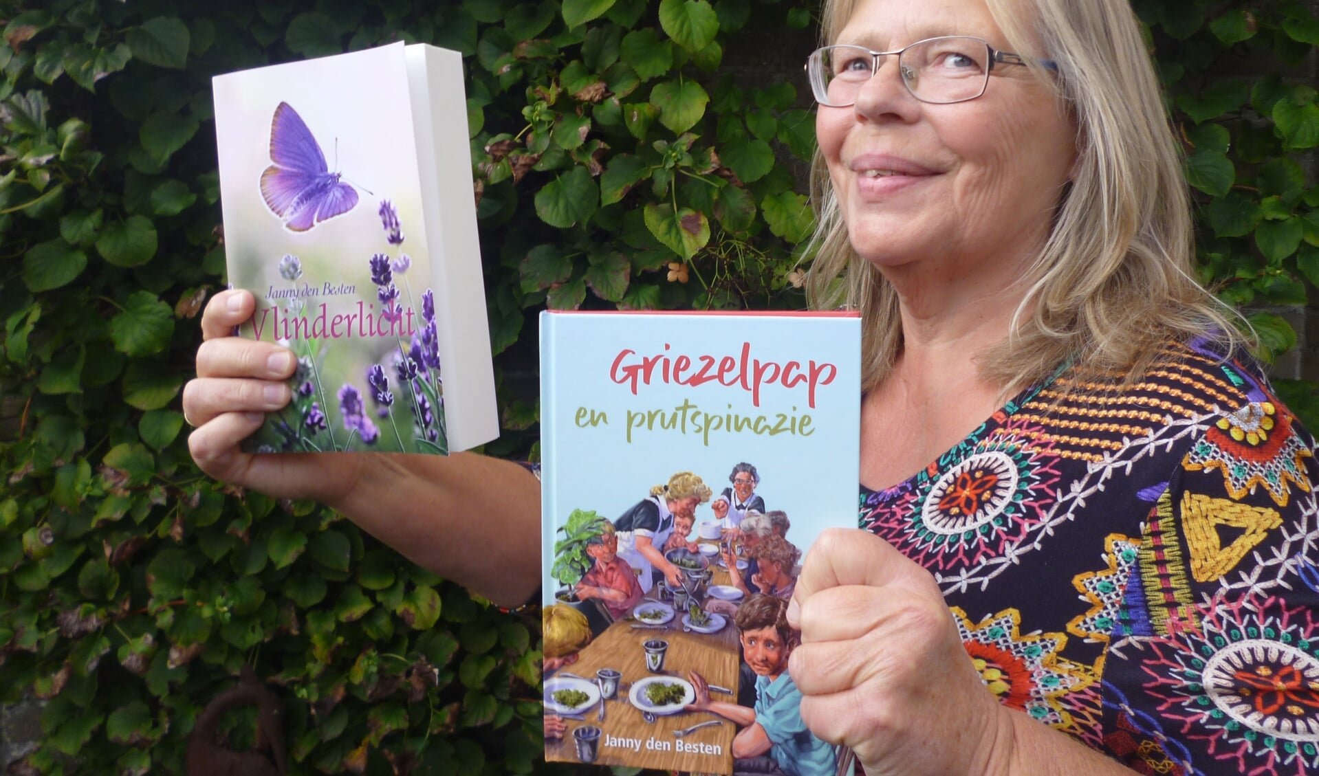 • Janny den Besten met haar twee nieuwste boeken.