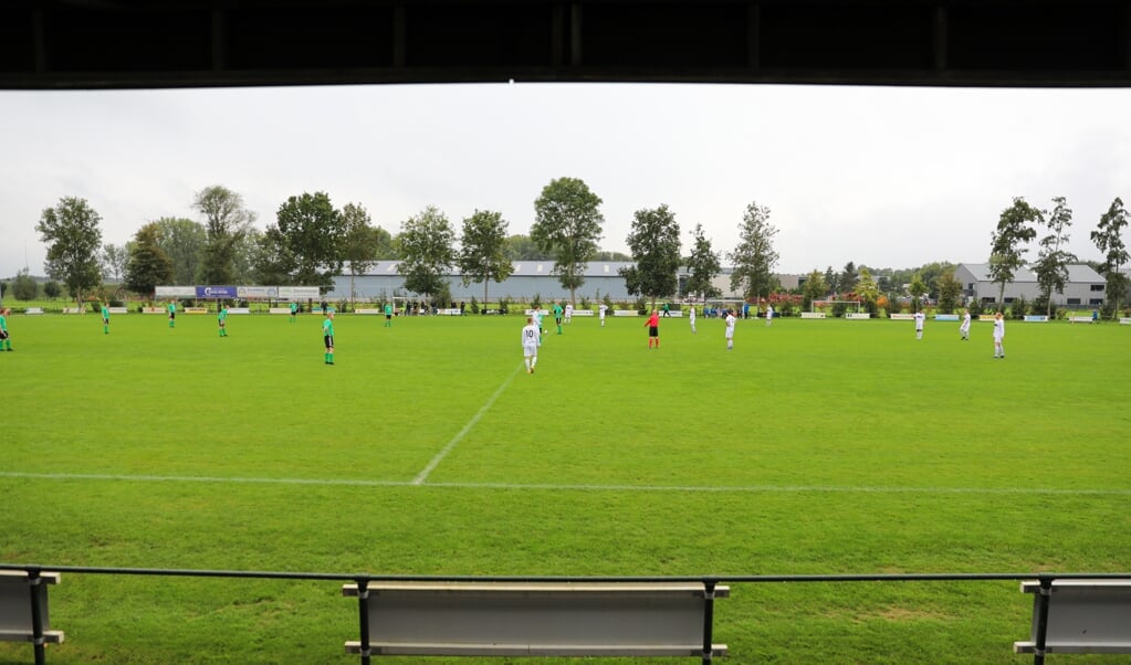 • Ook Lekvogels-SV Noordeloos werd gespeeld in een troosteloze ambiance: regen en geen publiek.
