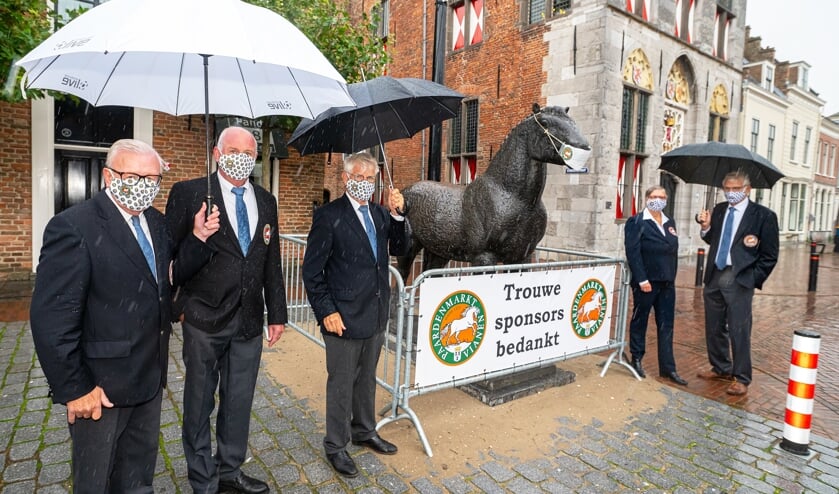 Bestuur Paardenmarktcomité Vianen brengt bezoek aan het Viaanse Paard op de Voorstraat