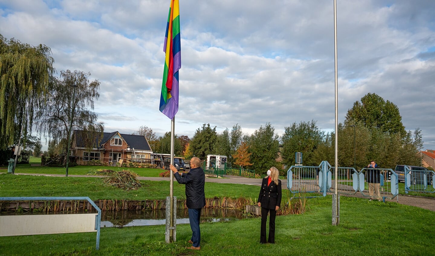 • Het hijsen van de regenboogvlag in de gemeente Molenlanden.