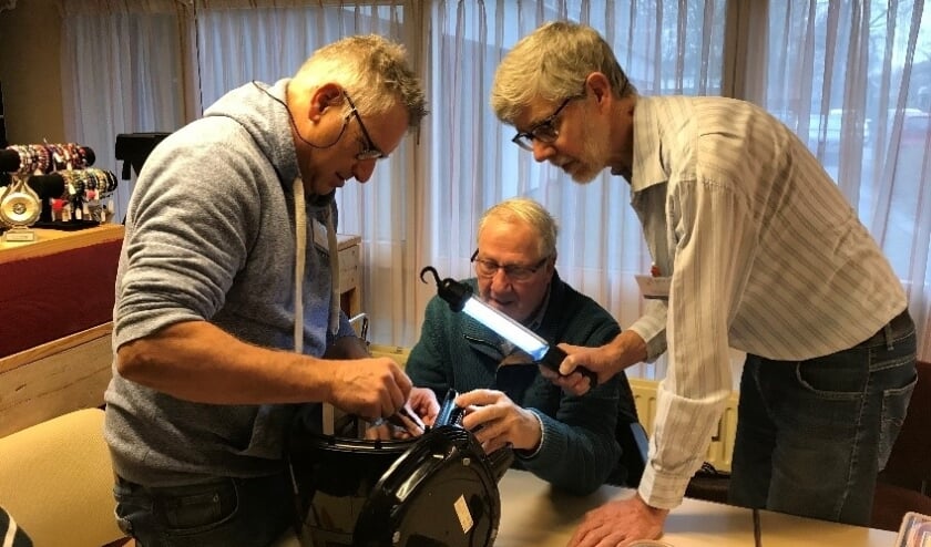 <p>• Vrijwilligers van het Papendrechtse repaircafé aan het werk (oktober 2020).</p>