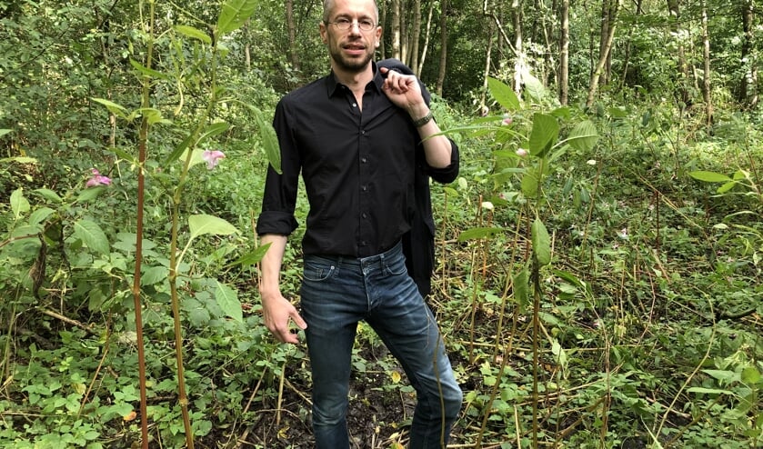 • Arjan de Bruin op de plek waar mogelijk vervuild puin is gestort.