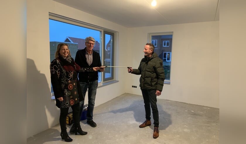 <p>• Wethouder Bikker overhandigt een welkomstpersentje aan de eerste bewoners.</p>