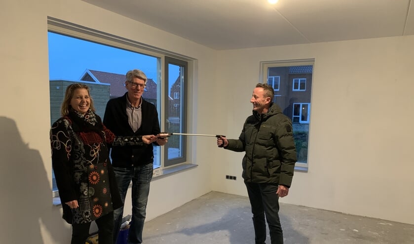 Wethouder Bikker heet de eerste bewoners welkom