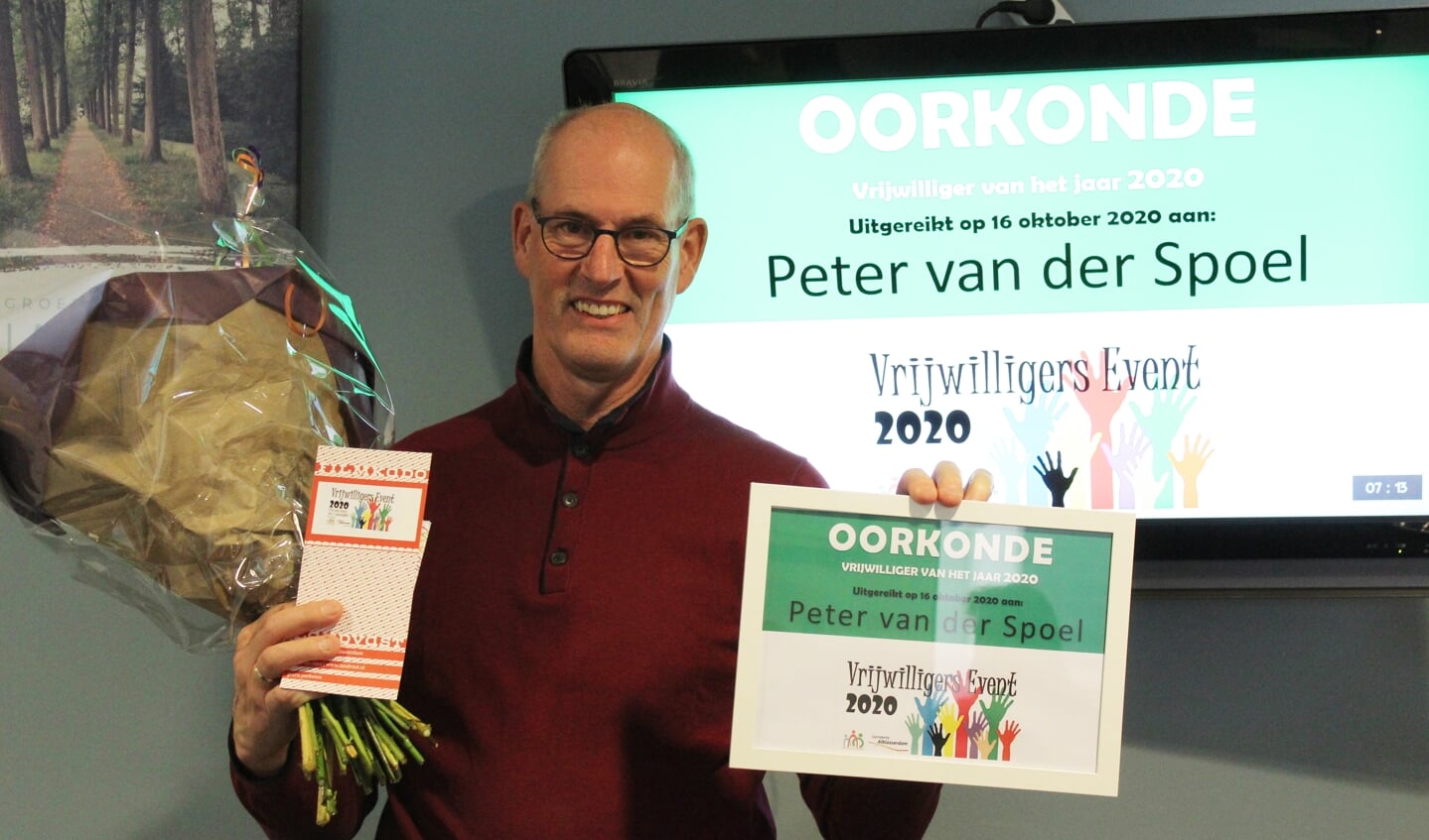 • Peter van der Spoel met zijn oorkonde.