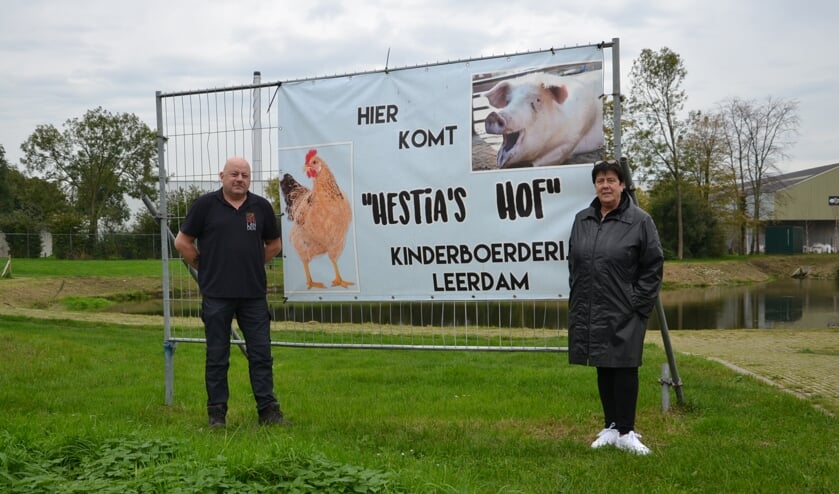 <p>• Maandag kreeg Janke, hier geflankeerd door Frank, te horen dat de vergunning rond is.</p>