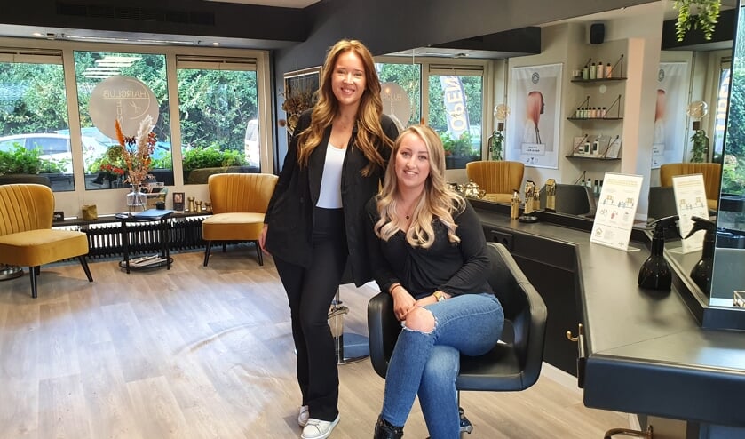 <p>• Emma Breda en Leonie Boskamp en in de nieuwe salon.</p>