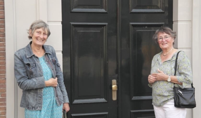 <p>Het zit er bijna op, na 21 jaar (!!) registrator van het Tiels museum neemt Ine Ogier (r) binnenkort afscheid, hier samen met conservator Lisette Leblanc (l)</p>