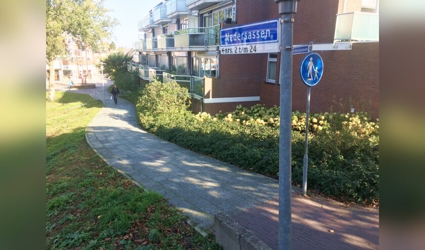 • Het voetpad langs de Nedersassen.