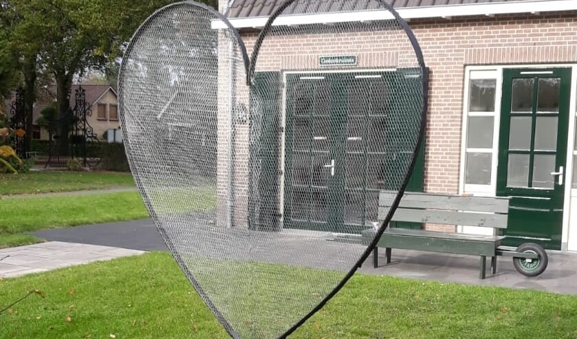 <p>• Het hart bij het Gedenkhuis op de Algemene Begraafplaats aan de Sparrendreef. </p>