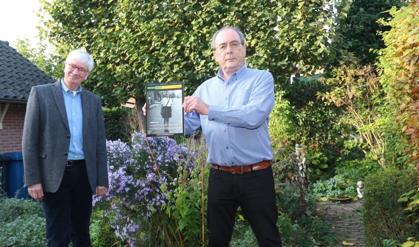 <p>• Voorzitter Ralf Krämer en eindredacteur Rob de Graaff met het vernieuwde tijdschrift. </p>