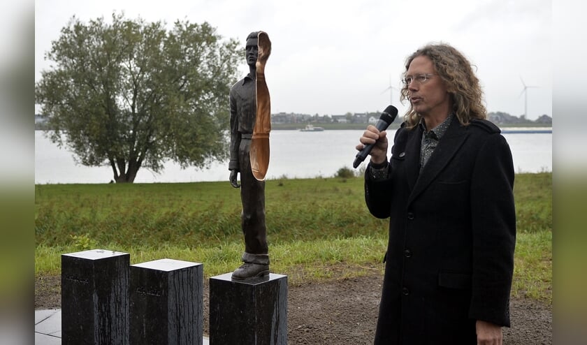 <p>Richard van der Koppel bij het monument in Werkendam.</p>