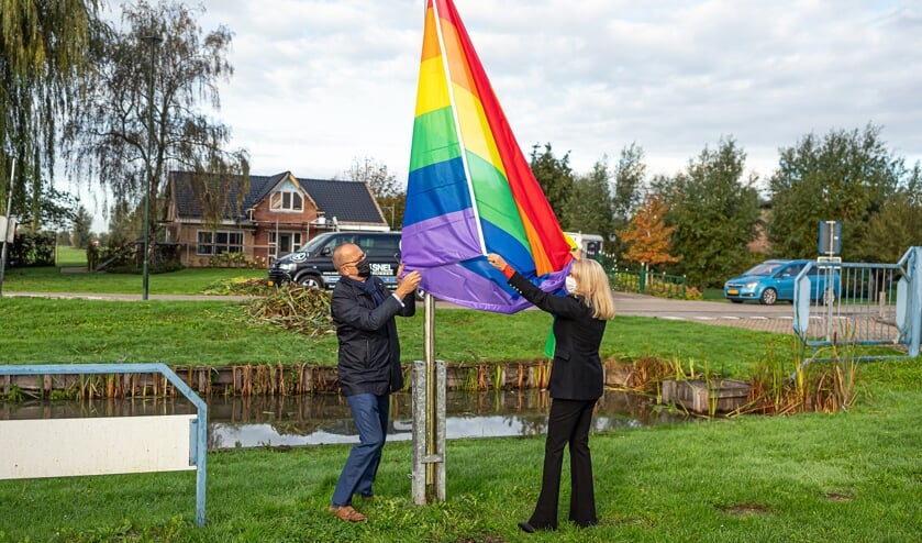 <p>• Wethouder Lizanne Lanser en burgemeester Theo Segers hijsen de regenboogvlag, oktober 2020.</p>